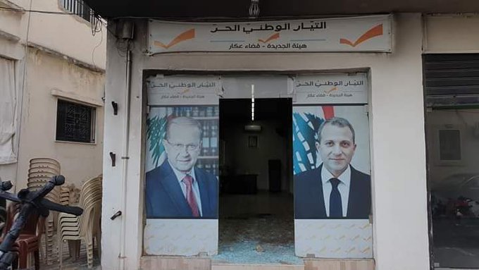 مجهولون يحرقون مكتبين لـ "تيار الحريري" و"التيار العوني" شمال لبنان+ (صور)