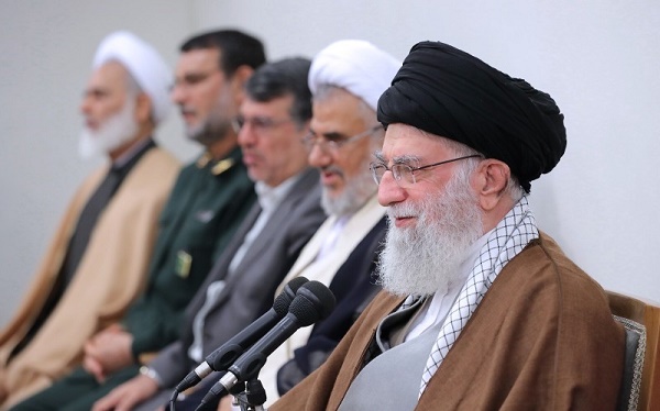 الإمام الخامنئي: عرّفوا الشهداء للشباب لكي يتّخذوهم قدوة لهم ويتابعوا مسيرتهم