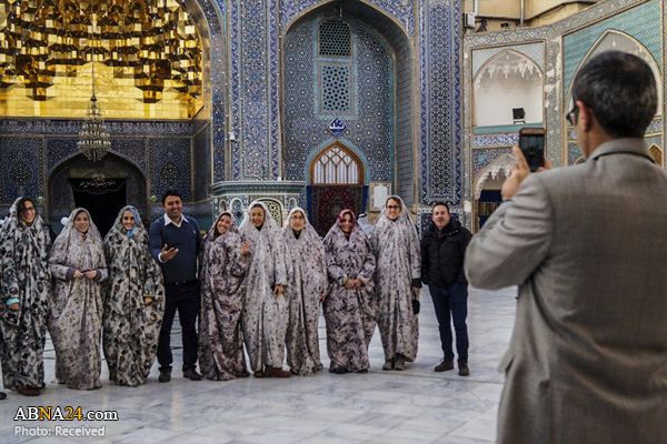 تقرير مصور/ سياح أجانب يزورون حرم السيدة المعصومة (ع) في قم المقدسة