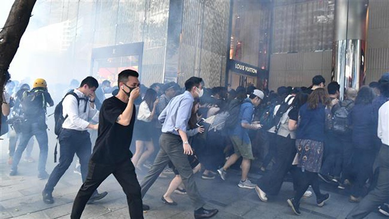 Hong Kong: oltre mille persone in piazza contro il governo
