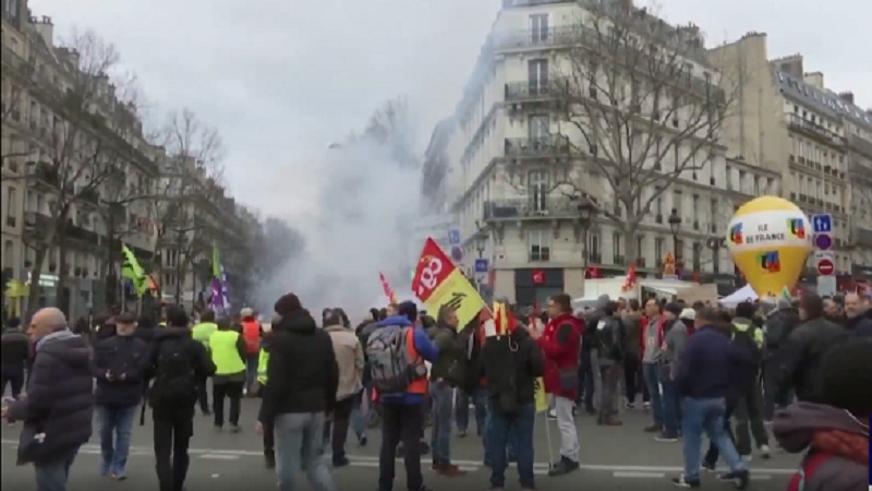 フランスで、「黄色いベスト」運動の参加者がストライキに合流 (動画) フランスで、「黄色いベスト」運動の参加者がストライキに合流 (動画)