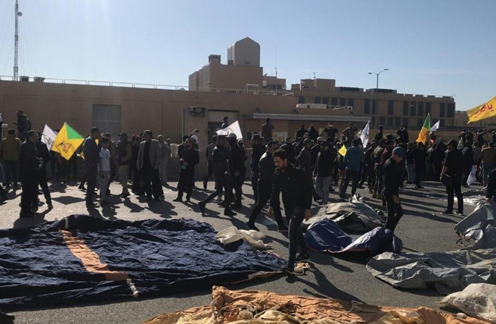 محتجون يهاجمون السفارة الأمريكية في بغداد