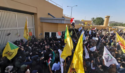 ضرب السفارة الاميركية في بغداد بالحجارة