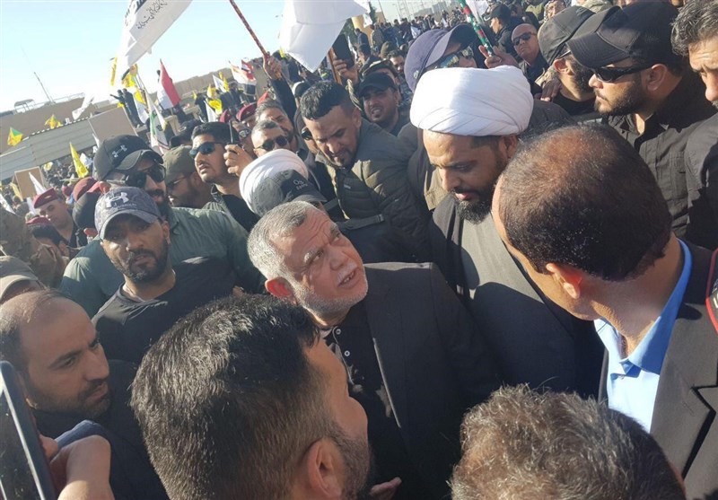 فيديو/ مشيعو شهداء الحشد الشعبي امام السفارة الامريكية في بغداد