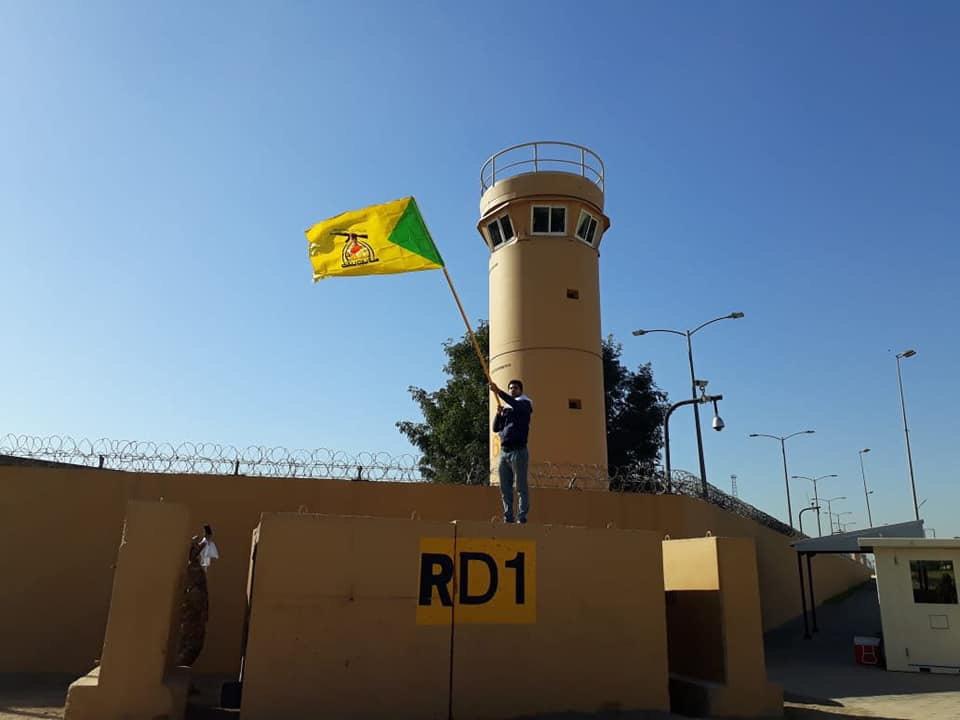 المحتجون يبدأون بنصب الخيام أمام السفارة الأميركية تحت شعار "مغلق بأمر الشعب"+(صور)
