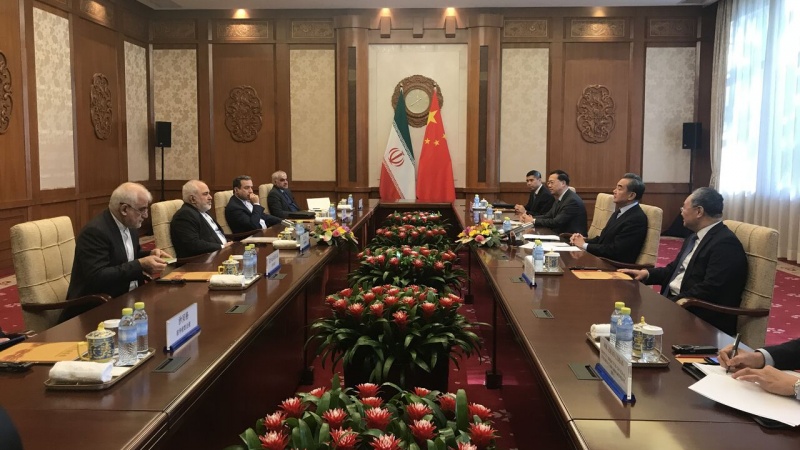 ایران و چین کے وزرائے خارجہ نے باہمی تعلقات کے فروغ پر تاکید کی ایران و چین کے وزرائے خارجہ نے باہمی تعلقات کے فروغ پر تاکید کی
