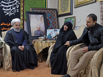  Le président Rohani rend visite à la famille du général martyr Soleimani