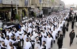 مشيعون عراقيون يرتدون الاكفان لمشروع استشهادي