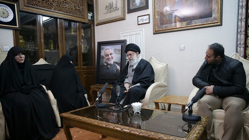 Rahbar Bertakziah ke Rumah Syahid Soleimani