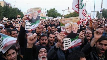 Les Iraniens participent à la cérémonie de deuil massive pour Soleimani