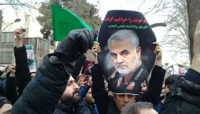 Binlerce öğrenci, intikam sloganı attı