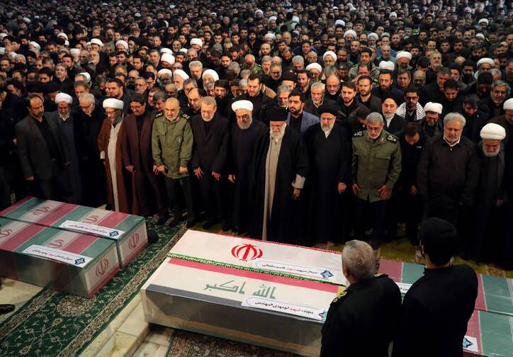 قائد الثورة الاسلامية يصلي على جثامين القادة الشهداء + (فيديو)