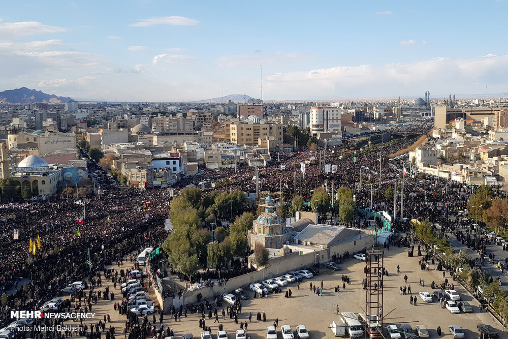 تقرير مصور/ حشود غفيرة تنتظر بفارغ الصبر جثامين الشهيد "سليماني" و"المهندس" ورفاقهم في قم المقدسة
