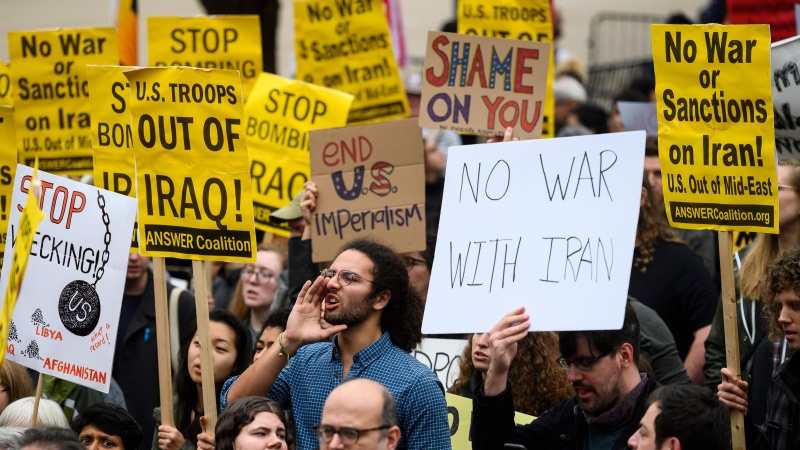 Warga AS Turun ke Jalan Memprotes Aksi Terorisme Trump