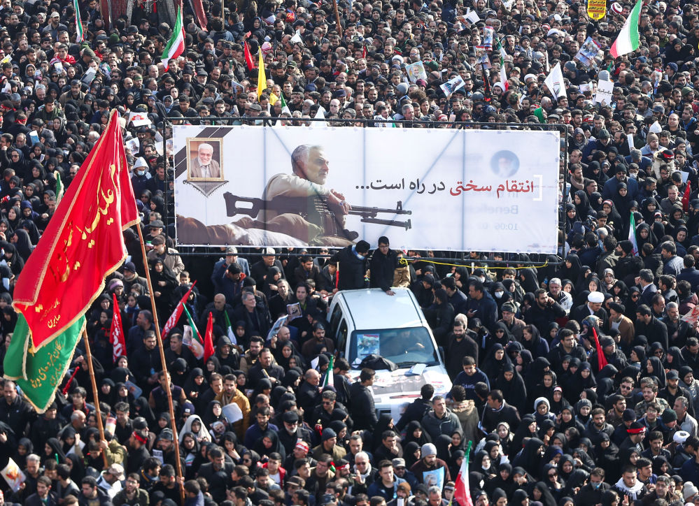 Milhares de iranianos saem às ruas em funeral de Soleimani