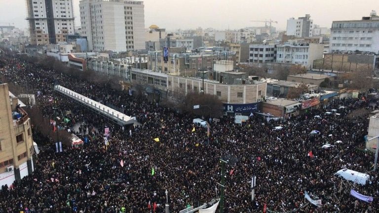 Jutaan Warga Mashhad Hadiri Tasyi' Jenazah Syahid Soleimani