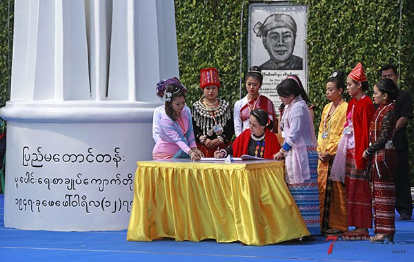 ပင္လုံေက်ာက္တိုင္ရွိျပည္မေတာင္တန္းစာသားကိုေတာင္တန္းျပည္မဟု  ျပင္ဆင္ထြင္းထုမည္ျပင္ဆင္ထြင္းထုမည့္စာသားကို ႏိုင္ငံပိုင္သတင္းစာက မွာ