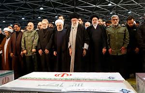 "Pinangunahan ni Imam Khamenei ang pagdarasal sa libing ng martir na si Heneral Soleimaní sa Tehran" 