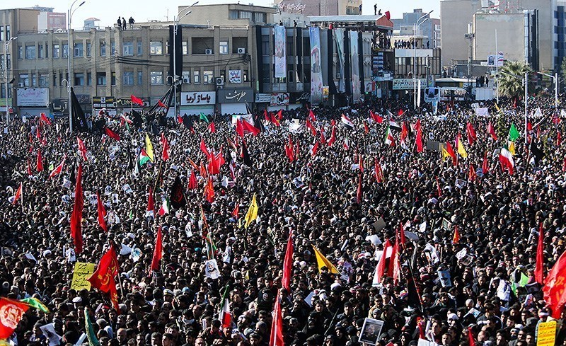 المشاركة الواسعة في تشييع جثمان الشهيد سليماني الطاهر في كرمان تتسبب بتأجيل الدفن+(صور)