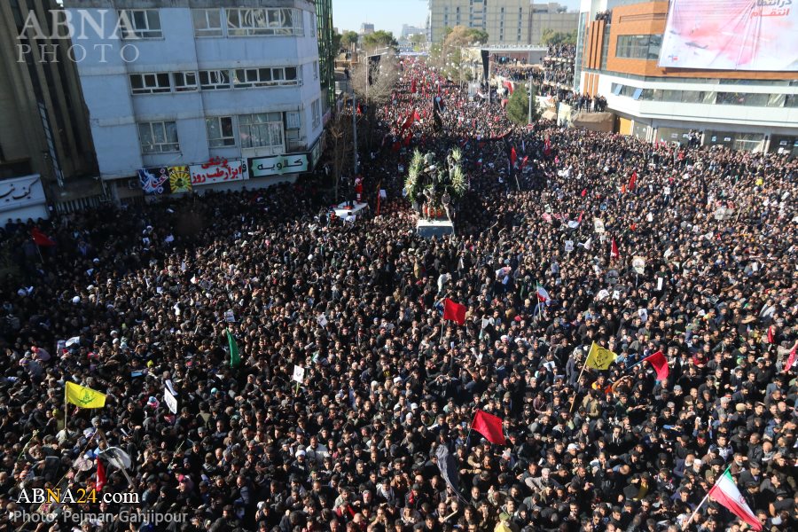 تقرير مصور/ ملحمة الشعب في مرافقة جثمان الجنرال الشهيد "سليماني" في كرمان 