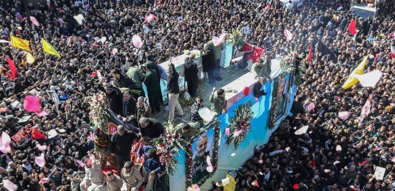 Şehit Korgeneral Süleymani, memleketi Kerman'da son yolculuğuna uğurlandı