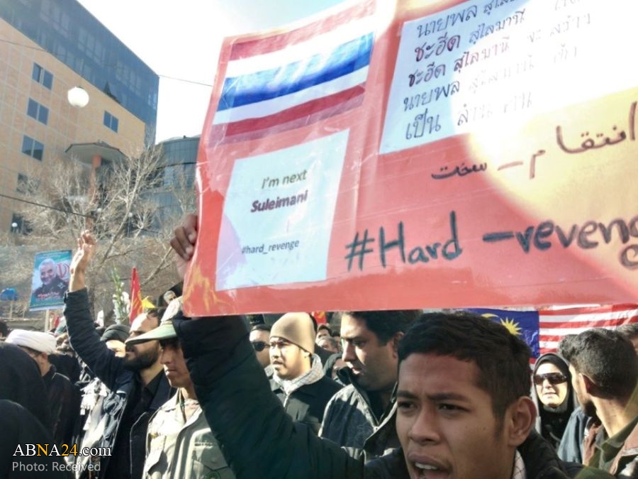 تقرير مصور/ مشاركة طلاب تايلانديين في تشييع جثامين الشهيد الجنرال سليماني ورفاقه في طهران