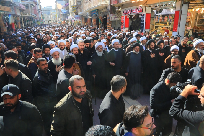 آية الله النجفي يشارك في موكب عزاء مشيا على الأقدام في ذكرى شهادة بضعة النبي الأعظم (ص)