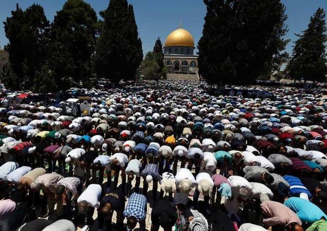 آلاف الفلسطينيين يؤدون الصلاة الجمعة في "المسجد الأقصى"