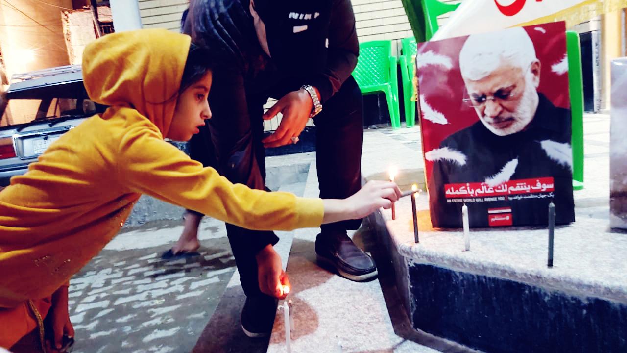 تقرير مصور/ أهالي البصرة يوقدون شموعاً في اليوم السابع لاستشهاد المهندس 