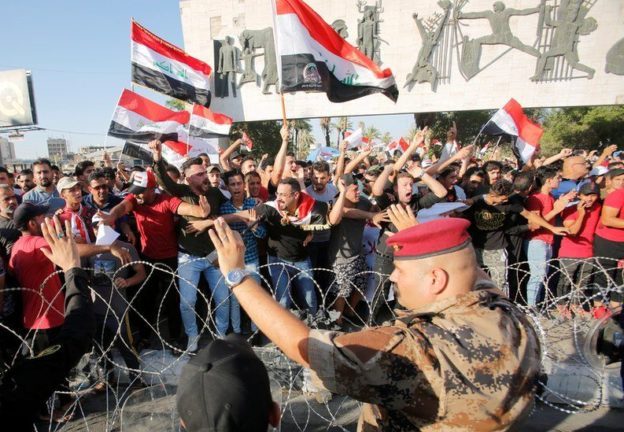 المئات يتوافدون الى "ساحة التحرير" وسط بغداد