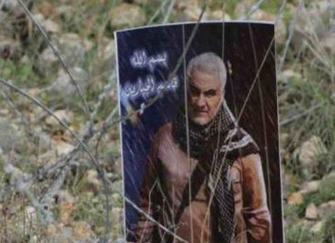 يافطة كبيرة على الحدود اللبنانية وعليها صورة قاسم سليماني!