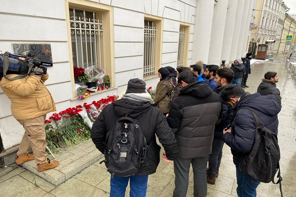 Российские и иранские студенты почтили память Сулеймани перед посольством Ирана в Москве