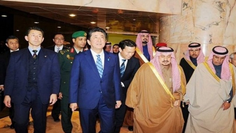 日本首相抵达利雅得