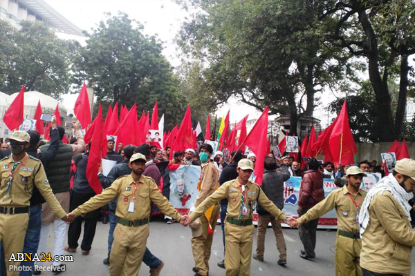 تصویری رپورٹ/ لاہور میں امریکی قونصل خانے کے باہر امریکہ مردہ باد کی صدائیں ہوئی بلند