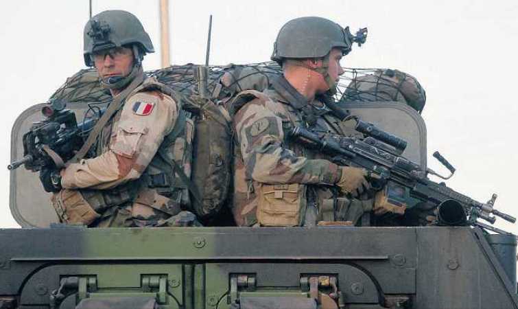 فرنسا ترسل 220 جنديا إضافيا إلى غرب أفريقيا