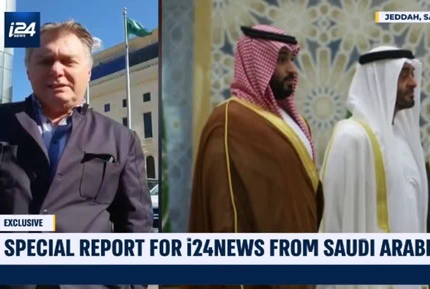 طاقم قناة إسرائيلية على بعد كيلومترات من "مكة المكرمة"