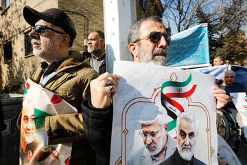 Einige Veteranen versammeln sich vor der Schweizer Botschaft in Teheran