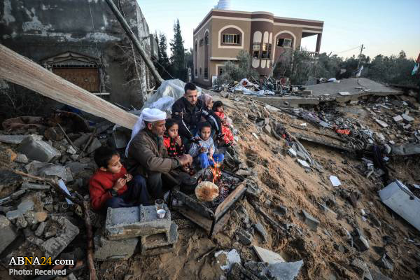 تقارير مصورة / عائلة فلسطينية تعيش حياتها بين أنقاض منزلها في غزة بفعل الاحتلال الاسرائيلي