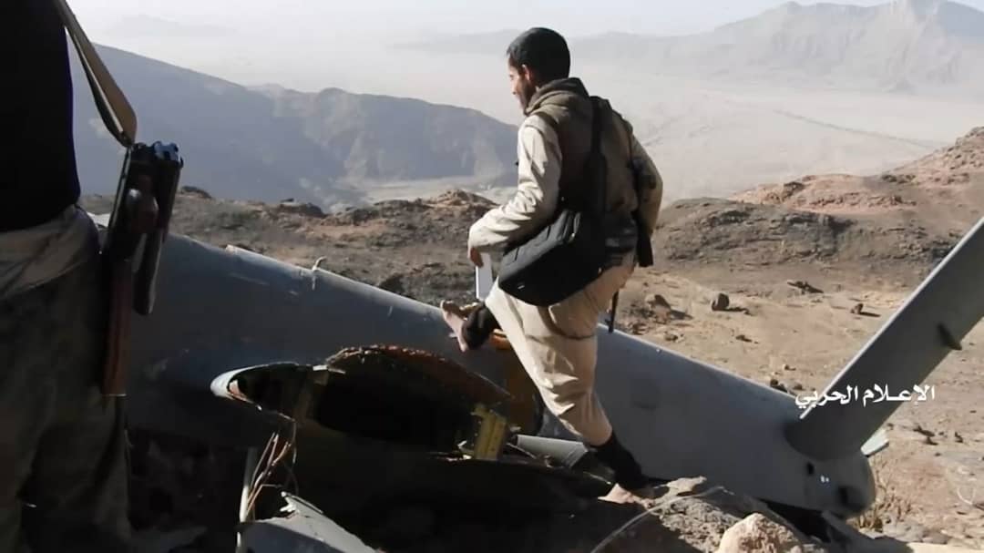 الجيش اليمني يكشف مشاهد لحطام طائرة العدوان المقاتلة “CH-4” التي اسقطتها بالجوف+(صور)