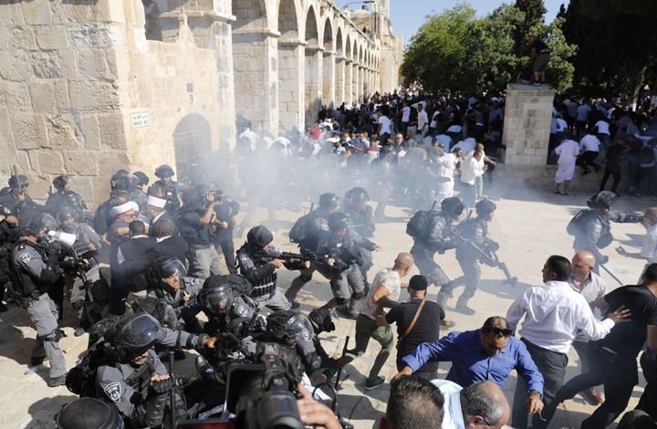 الفلسطينيون يغضبون للأقصى وقوات الاحتلال الصهيوني تهاجمهم
