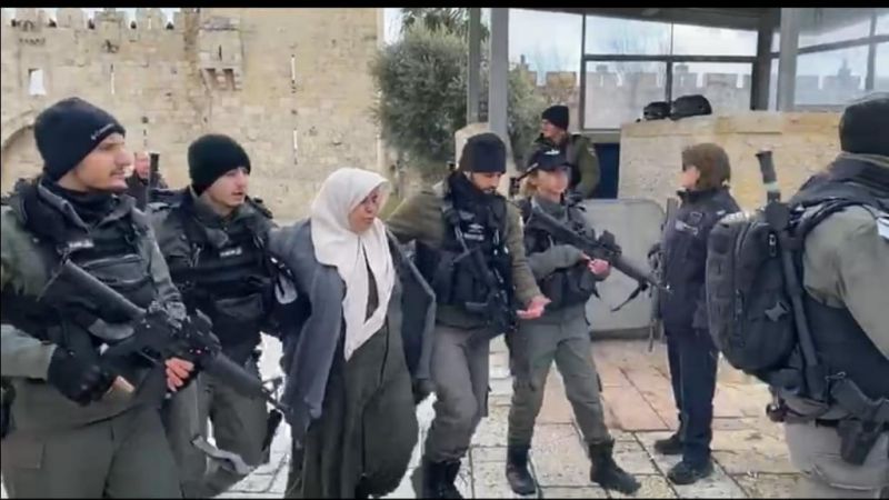 بعد الاعتداء عليها بالضرب.. الاحتلال الاسرائيلي يعتقل سيدة قرب باب العامود في القدس