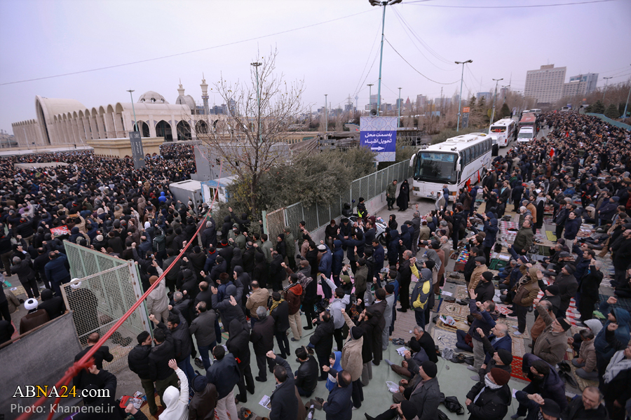 تقرير مصور / جماهير غفيرة تشارك في صلاة الجمعة بإمامة قائد الثورة الاسلامية
