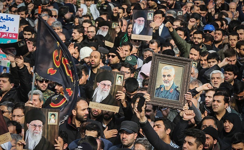 Luapkan Kemarahan, Jemaah Jumat Tehran Bakar Bendera AS