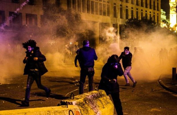 إصابة 220 شخصاً بالمواجهات بين المحتجين والأمن في بيروت