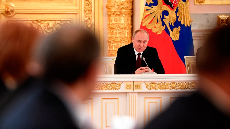 Путин өмүрлүк президентлик фикринә гаршы чыхыб