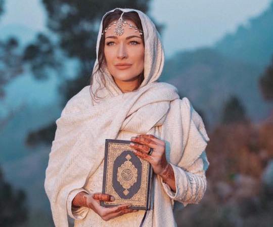  L'influencer canadese si converte all'Islam 