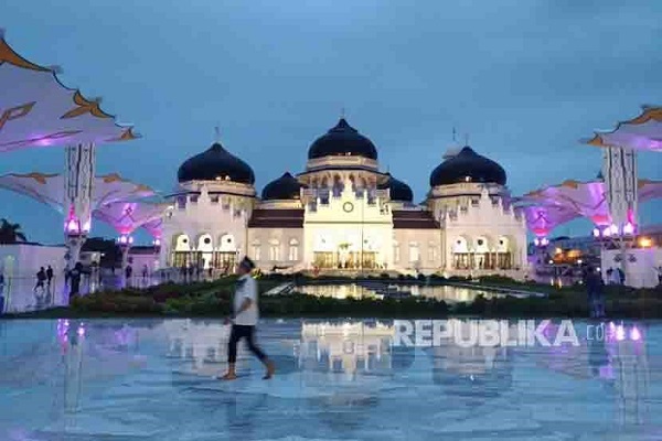 Mga Himpilan ng TV at Radyo ng Aceh, Indonesia ay Kinakailangan na Mai-brodkast Nila ang Adhan