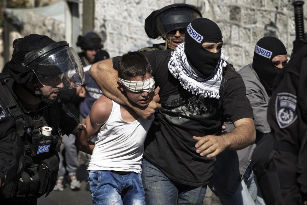قوات العدو تعتقل 12 فلسطينيا بينهم طفلان من الضفة الغربية