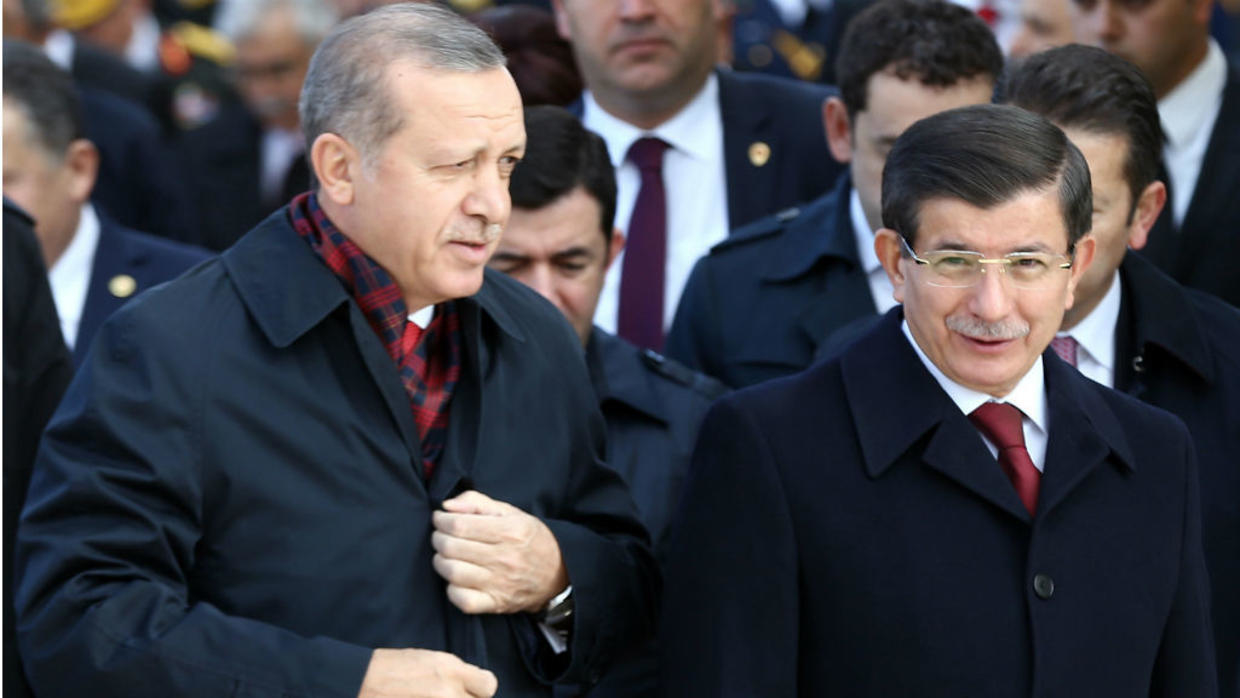أوغلو يهاجم أردوغان ويتهمه بتخريب حزب العدالة