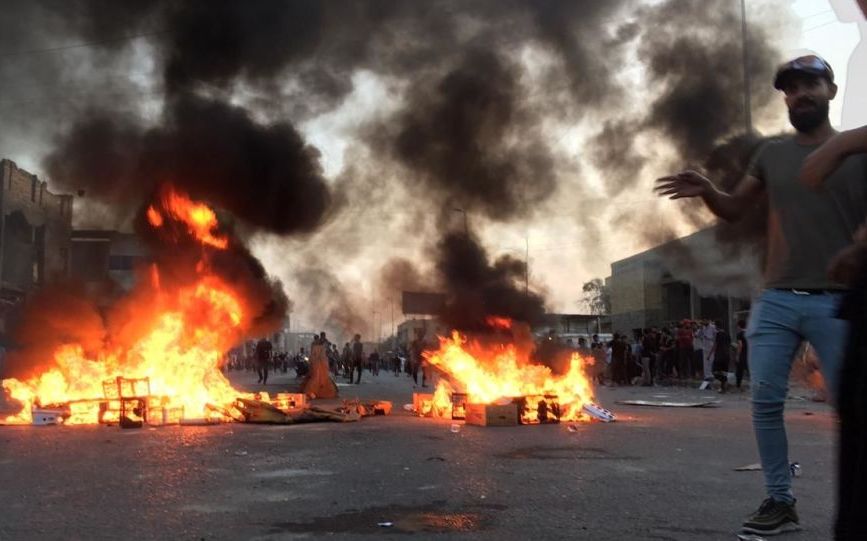 محتجون يقطعون الطريق الرابط بين الديوانية والمحافظات الجنوبية+(صور)